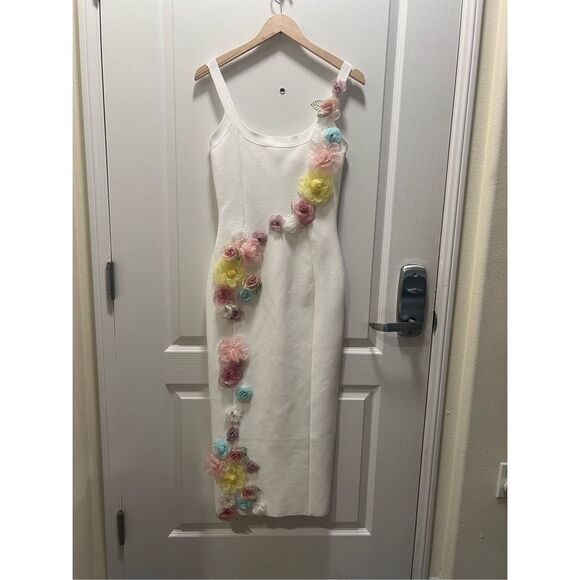 Elliatt Motif 3D Flower Midi Dress - Ivory bachelorette party Wedding size M - Picture 5 of 7